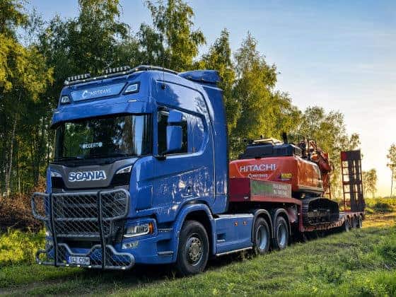 Smagās tehnikas pārvadājumi – kravas automašīna ar giljotīnu